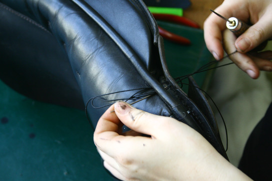 Zusammensetzung und Feinpolsterung eines Sattels durch Sattler bei Tom Büttner