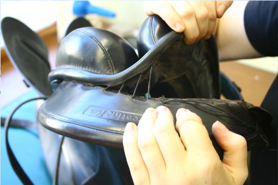 Säuberung eines Sattels durch Sattler bei Tom Büttner 
